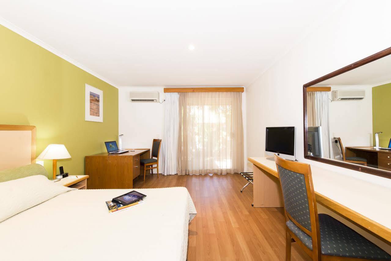 Western Cambridge Hotel 4*